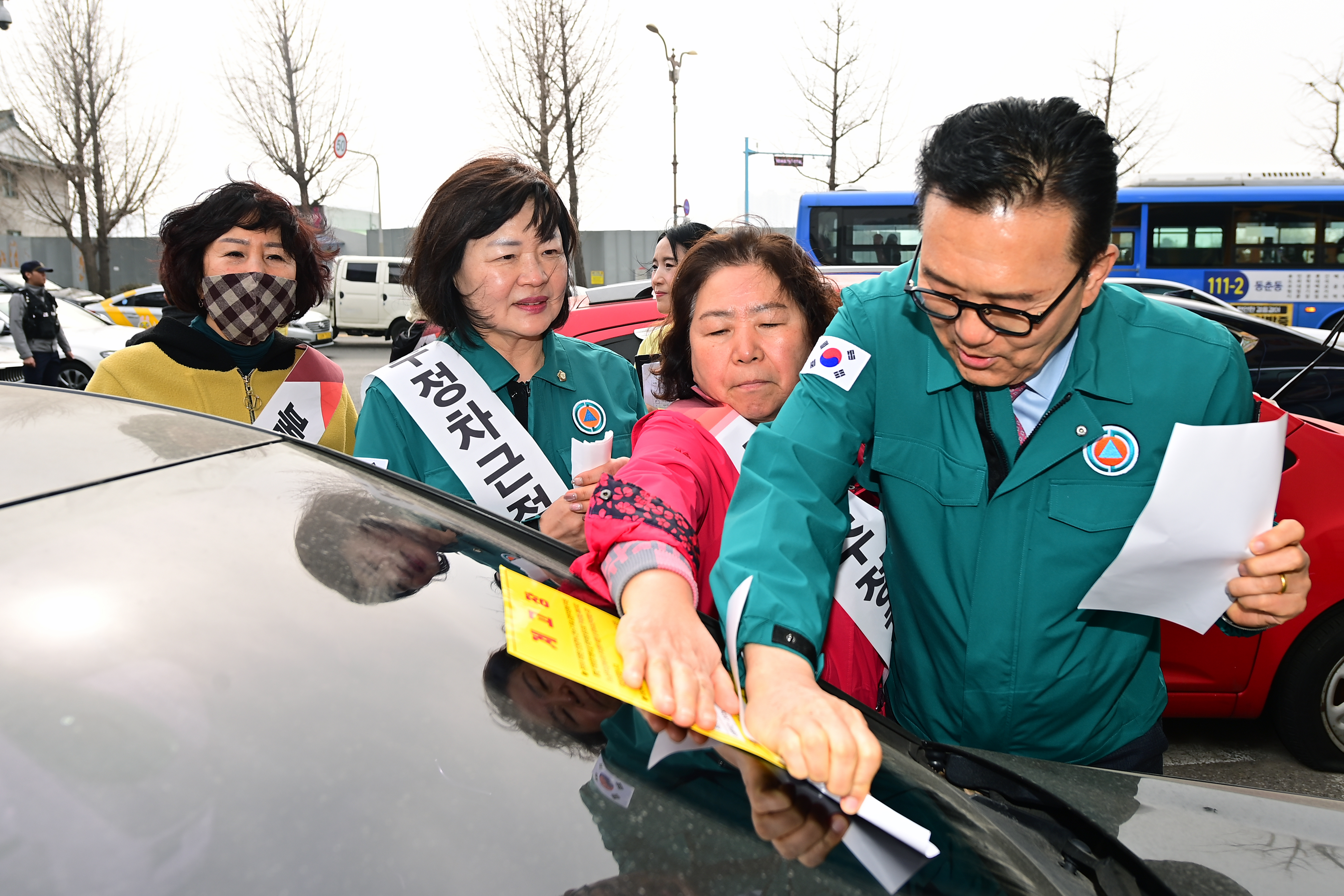 연수구는 지난 25일 중고차 수출단지 일대 불법행위 차량을 근절하기 위해 대암로, 송도로터리 인근과 송도파크자이에서 동일하이빌 파크포레 일대까지 무단 방치 차량에 대한 민·관·경 집중단속과 캠페인을 진행했다